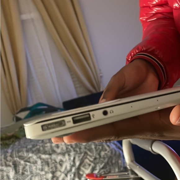 Apple MacBook Air - Picture 6 of 8